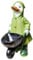 Aspinaworld Gartenfigur, Enten Figur mit Regenmantel und Schubkare, Figur für den Garten, wetterfeste Deko