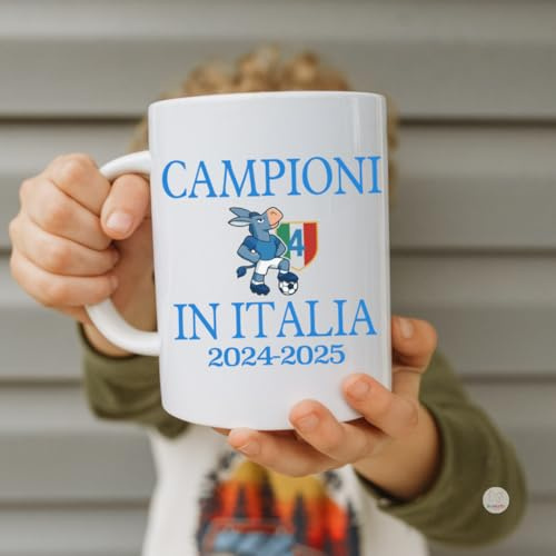 Butterfly Store Tazza Napoli Quarto Scudetto 2024-2025 | Campioni in Italia | Tifosi Napoli Napoletani | Idea Regalo Calcio | Ceramica Bianca 325ml Stampata Fronte-Retro | Edizione Limitata