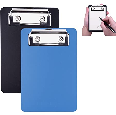 AZWOOD Mini Klemmbrett, 10 x 15cm Kunststoff Schreibplatte, Kleine Klemmbretter mit Klemmmechanik und Hängeöse für Notizblöcke, Quittungen, Taschenlisten(Schwarz, Blau)