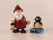 Ulrich Kunsthandwerk Weihnachtsfigur Weihnachtsmann mit Schlitten und Pinguin Höhe 9,5cm NEU Miniatur Holzfigur Weihnachtsdeko