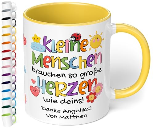 Kita Abschiedsgeschenk für Erzieher: Keramiktasse personalisiert mit Wunschtext „Kleine Menschen brauchen so große Herzen wie deins!“ - Dankeschön Kindergarten Krippe, 330ml (Hellgelb)