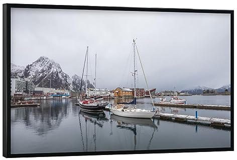 artboxONE Poster mit schwarzem Rahmen 90x60 cm Reise Norwegen Winter - Bild Segelboote Hafen holzhäuser