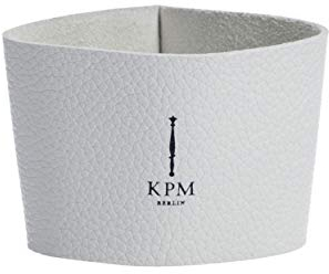 KPM Berlin KURLAND Ledermanschette für To-Go Becher Kaffeebecher Porzellan von KPM Berlin, weiß mit blauem Logo