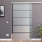 Schiebetürsystem ESG Dekor Satiniert mit klare Streifen P1-Alu mit 30mm Wandabstand (900 x 2050 mm, Soft-Stop Slimline Alu-Schinensystem mit Griffmuschel)