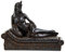 Statue aus massivem Stein, ägyptische Königin Kleopatra, auf dem Bett liegend, Schwarz