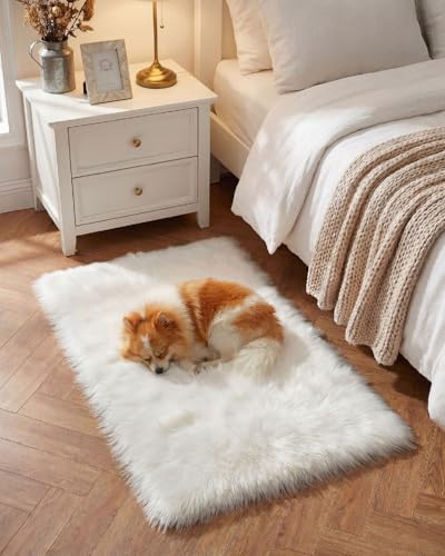 Gofodsil Teppich aus Kunstfell,Schwarz–Weicher, Flauschiger Teppich,maschinenwaschbarer Plüschteppich für Schlafzimmer,Wohnzimmer-Weicher Bettvorleger & Wohnaccessoire (Weiß, 50x80 cm)