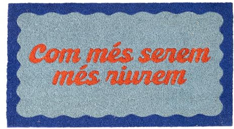 Fisura – Fußmatte com més serem“ aus Kokosfaser mit Rutschfester PVC-Unterseite. Originelle Blaue und rote Türmatte mit katalanischer Aufschrift. Maße: 70 cm x 40 cm.