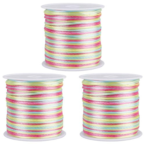 SUNNYCLUE 3 rouleau de 150 mètres/137 m de Cordon en Nylon Coloré de 1mm pour Bijoux Cordon en Satin Queue de Rat Macramé Tricot Couture avec Bobine en Plastique pour la Fabrication de Bracelets D'Ami