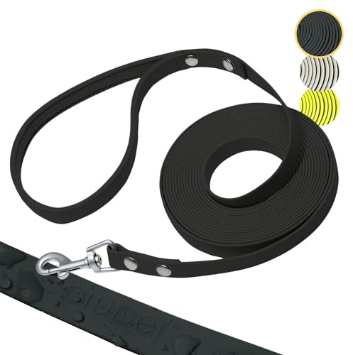 PiuPet® Schleppleine für Hunde - Wasserfeste Hundeleine - 20m - Schwarz | PVC Trainingsleine, Handschlaufe, 360° Karabiner, bis 50kg, wetterfest, leicht zu reinigen, große Hunde, 15mm Breite