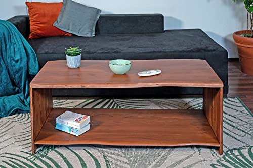 SAM Couchtisch Ada, Akazienholz massiv & nussbaumfarben, Beistelltisch mit Ablage, echte Baumkante, Massivholz-Sofatisch, 115 x 55 x 45 cm