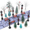 Hiboom 32 Stück Mini Künstlicher Weihnachtsbaum Set Frosted Weihnachten Kieferbäume Schnee bedeckt Dorf Bäume Zubehör Kopfsteinpflaster Straße Zubehör Figur Dorf Display für Weihnachten Winter Haus