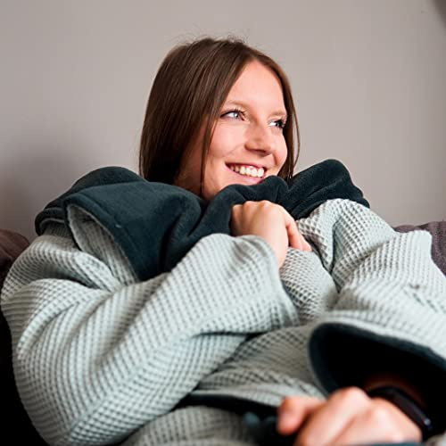blanketino Kuscheldecke mit Ärmeln *Made IN Germany* - Extra kuschlig warme Ärmeldecke in XL Größe -145 x 210 cm aus natürlicher Baumwolle & extra warmen Wellnessfleece (Mint | Smaragdgrün)