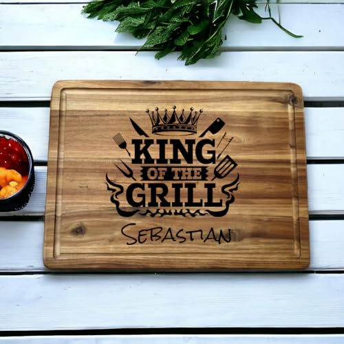 Personalisiertes Schneidebrett mit Saftrille aus Akazienholz mit Gravur King of the Grill und Name, Holzbrett als Geschenk für Männer, den Grillprofi, Hobbygriller, Chef am Grill, ca. 38 x 28 cm