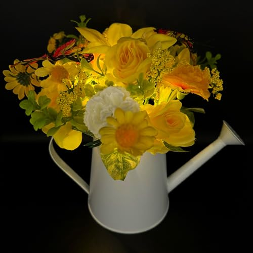Deko Gießkanne mit künstlichen Blumen, Pflanzen, LED Lichterkette & Timer - Rosen, Lilien, Nelken und Schmetterlinge im Topf - Deko für Frühling und Sommer - Blumenstrauß (Gelb)