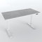 VESKA Höhenverstellbarer Schreibtisch (140 x 70 cm) - Sitz- & Stehpult - Bürotisch Elektrisch Höhenverstellbar mit Touchscreen & Stahlfüßen (Weiß/Stein-Grau)