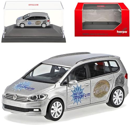 Volkwagen T*o*u*r*a*n II Polizei Museum Hamburg Silber Ab 2015 mit Sockel und Vitrine H0 1/87 Herpa Modell Auto mit individiuellem Wunschkennzeichen