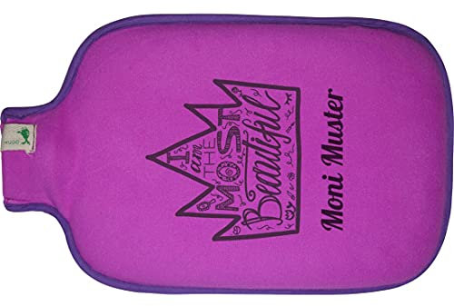 Hugo Frosch Wärmflasche mit Namen - personalisiert - Motiv The most beautyful - viele Farben & Motive – Wärmflasche - beere - Größe 19,5 x 31,5 cm - persönliches Geschenk mit Wunsch-Motiv und Wunsch-