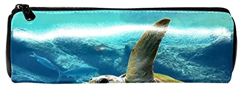 EZIOLY Funny Ocean Sea Turtle Unterwasser Reptil Leder Barrel Stifteetui Münzbörse Tasche Kosmetik Make-up Tasche für Studenten Schreibwaren Schule Arbeit Büro Aufbewahrung