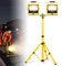 ACXIN LED Baustrahler mit Stativ 2*100W Warmweiß Akku Strahler Arbeitstrahler Arbeitsscheinwerfer mit Warning-Flash Flutlicht IP65 Baustellenlampe höhenverstellbar für Camping Werkstatt Konstruktion