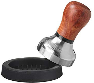 scarlet espresso | Tamper »Vittoria« für Barista; mit ergonomischem Griff aus Edelholz und präzisionsgefertigter, hochglanzpolierter Edelstahlbasis (58 mm, Sandelholz - Rot + Tamperablage)