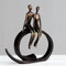 Casablanca Design Skulptur Close Paar auf Ring Höhe 35 cm Breite 30 cm bronzeoptik aus Poly Wohnzimmer Skulpturen Deko Modern