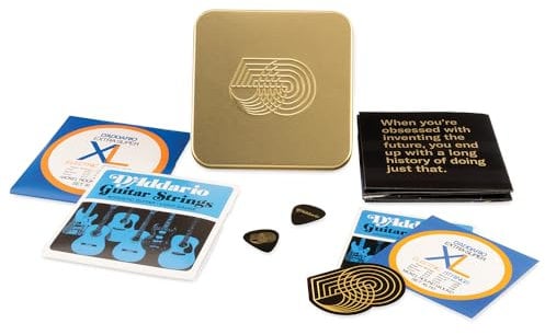 D'Addario 50. Jubiläums-Gitarrensaitenpaket mit exklusiver Dose – Enthält 1 Satz EXL110 & EJ16, 3 Aufkleber, 2 Gitarrenplektren, 1 Poster