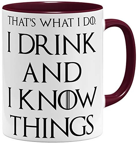 OM3® I Drink and I Know Things Kaffee-Tasse mit Lustigem Spruch | Keramik Becher | 11oz 325ml | Beidseitig Bedruckt | Bordeaux