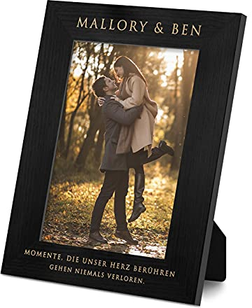 Maverton Fotorahmen mit Aufdruck - aus Naturholz - personalisiert - mit Fuß und Anhänger - individueller Aufdruck - Geschenk für Paare - Hochzeitsgeschenk -27,5 x 21,5 cm - Momente