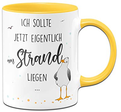 Tassenbrennerei Tasse mit Spruch Ich sollte jetzt eigentlich am Strand liegen mit Möwe - Kaffeetasse lustig - Spülmaschinenfest (Gelb)