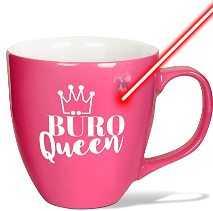 PR Print Royal XXL Jumbotasse graviert mit Spruch - Büro Queen - Hochwertige Porzellan-Tasse mit Gravur, hochglänzende Oberfläche, Geschenk Kollegin Geburtstag Weihnachten | Fancy Pink, 400 ml