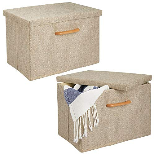 mDesign 2er-Set Aufbewahrungsbox – weich strukturierte Stapelbox mit Deckel und Holzgriff – stabile Faltbox aus Polyester für Bad, Schlafzimmer oder Kinderzimmer – beige und hellbraun