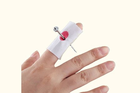 Finger durch eine gefälschte Nagel gekreuzt - Gag