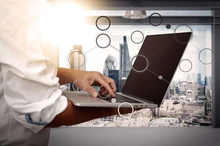 adrium AluVerbund-Bild 140 x 90 cm: geschäftsmann, der an seinem laptop im büro arbeitet, und soziales netzwerkdiagramm mit londoner stadthintergrund (44714316)