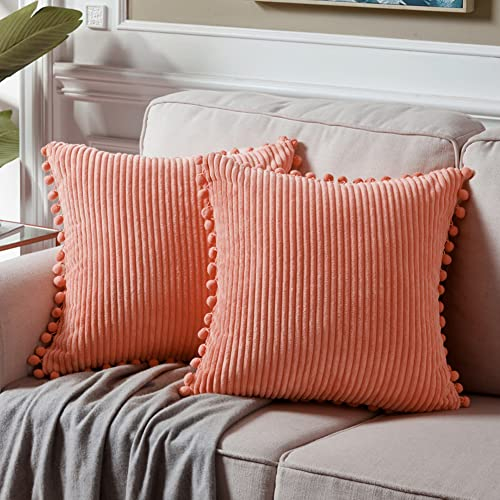 Fancy Homi 2 Stück Koralle dekorative Kissenbezüge 40x40 cm mit Pompons für Wohnzimmer, Couch, Schlafzimmer, weicher Cord, Pfirsich, einfarbig, 40x40 cm, rustikale Bauernhaus-Heimdekoration