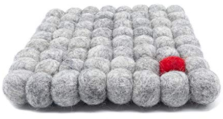 feelz Filzuntersetzer eckig grau mit bunter Kugel 20 x 20 cm Handarbeit Topfuntersetzer bunt Bunte Filzkugel Untersetzer aus Filz Filzkugeluntersetzer Fairtrade (Natur/Rot)