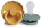 FRIGG Daisy Silikon Schnuller | Schnuller 2 Packung | Symmetrischer Sauger in Kirschform | BPA-frei | Hergestellt in Dänemark | Silikon Schnuller | (Honey Gold/Lily Pad, Größe 1 (0-6 Monate))