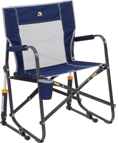 GCI Outdoor Freestyle Rocker Campingstuhl | Tragbarer klappbarer Schaukelstuhl mit soliden, langlebigen Armlehnen, Getränkehalter & bequemer Rückenlehne — Indigoblau