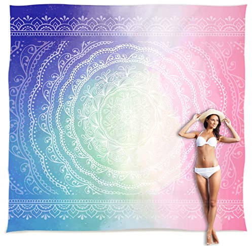 Sunlit Tapis/couverture de plage avec poches sur les côtés et sac en maille - Ne retient pas le sable - pour fête à la plage, voyage, camping, festival, extérieur - Mandala bleu et rose (305 x 274 cm)