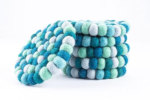 Filzkugeluntersetzer - 4er Set, rund, Aqua, türkis, grün, rot, orange, Natur 10 cm Handarbeit Glasuntersetzer Bunte Filzkugeln Untersetzer aus Filz Filzkugeluntersetzer von feelz Fairtrade (Aqua)