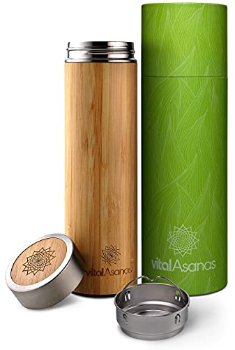 Vital Asanas Bambus Isolierflasche. Thermoflasche aus Edelstahl mit Bambusholz und edler Gravur 500ml - Hochwertige Tee-oder Wasserflasche mit Edelstahl Teesieb - personalisiert mit Wunschname