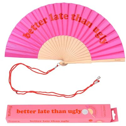 FISURA – Moderner Holzfächer mit der Aufschrift better late than ugly“. Farbenfrohes, originelles Design, rosa-roter Handventilator mit Aufhänger. Maße: 42,5 x 23 cm