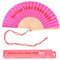 FISURA – Moderner Holzfächer mit der Aufschrift better late than ugly“. Farbenfrohes, originelles Design, rosa-roter Handventilator mit Aufhänger. Maße: 42,5 x 23 cm