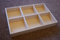 - Plain Wood – Vassoio in legno con 6 scomparti decoupage, 27,5 x 18 cm