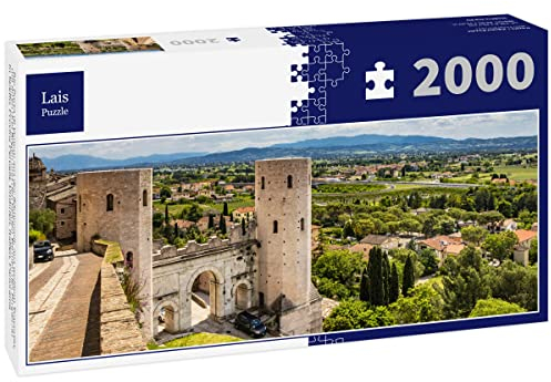 Lais Puzzle Die Porta di Venere aus der Römerzeit, aus weißem Travertin, mit ihren DREI Bögen und den beiden Türmen des Properzio. In Spello, Provinz Perugia, Umbrien, Italien, Panorama 2000 Teile