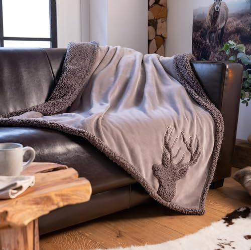Dekoleidenschaft Kuscheldecke 130x170 cm, grau, mit Hirsch-Motiv, Rückseite Teddy-Fell in dunkelgrau, Wendedecke, weiche Sofadecke, gemütliche Couchdecke, kuschelige Wohndecke, warme Wohnzimmer-Decke