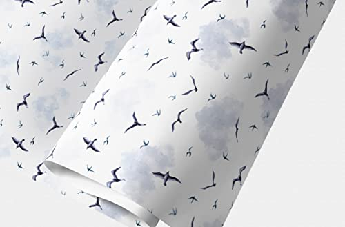 Luftiges Vogel Geschenkpapier Set: leichtes Geschenkpapier mit fliegenden Möwen, Dekorpapier, Musterpapier zum Einpacken von Geschenken, basteln, blau weiß, Format: 32 x 48cm, 4 Bogen