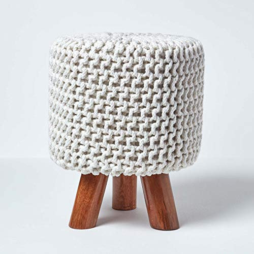 HOMESCAPES Pouf tressé en tricot et pieds en bois, coloris Blanc cassé, 32x32x42 cm