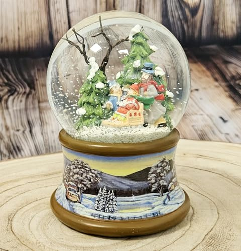 Weihnachts-Schneekugel mit Musik | Schneekugel Winterspaziergang Familie | Sockel Winterlandschaft braun | 100mm breit, 140mm hoch | mechanische Spieluhr | Weihnachtsdekoration | 20191