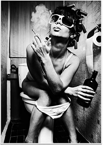 wandmotiv24 Poster als Wanddeko, Größe Din A1, Frau im Bad, Sonnenbrille, Fotografie, Schwarz Weiß, Moderne Wanddeko, Wandbilder, Deko, Bild M0066