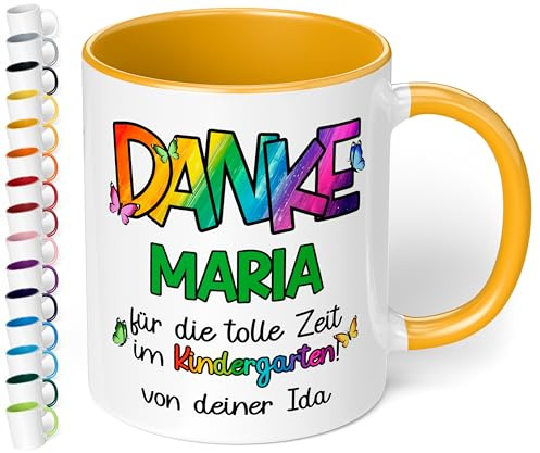 True Statements Dankeschön Kita Abschiedsgeschenk für Erzieherin: Keramik-Tasse personalisiert „Danke WUNSCHNAME – für die tolle Zeit im Kindergarten!“ - 330ml (Goldgelb)